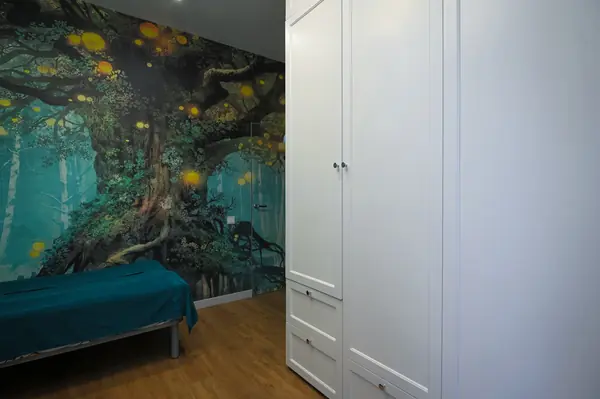 Коттедж в Чукреевке с природными фресками и рейками с подсветкой