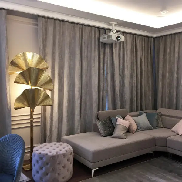 Проектор домашнего кинотетатра в гостиной