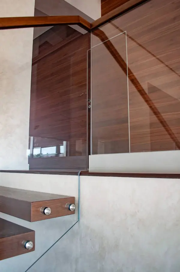 Консольная лестница в доме с несколькими уровнями пола