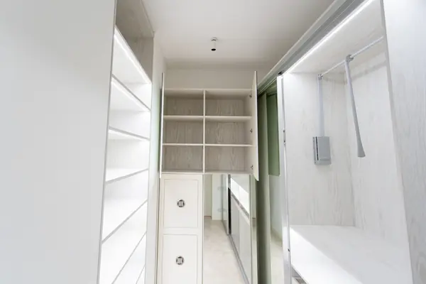 Гардеробная raumplus с LED-подсветкой, брючницами и пантографами