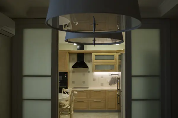 Городская кухня с лесным пейзажем