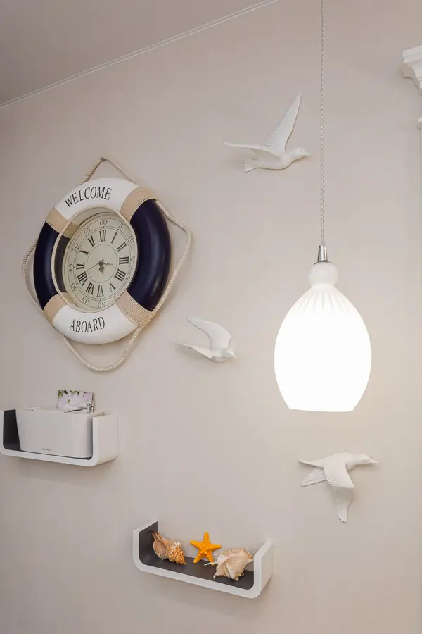 Белая кухня в стиле неоклассика