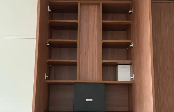 Кухня Петра в кремово-белом цвете с древесными элементами