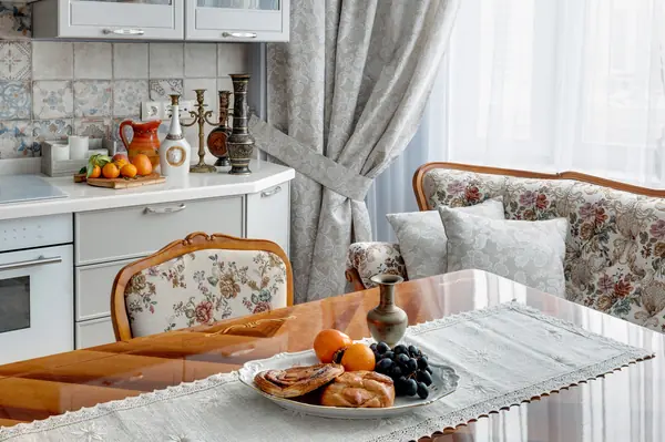 Кухня с лавандовыми стенами