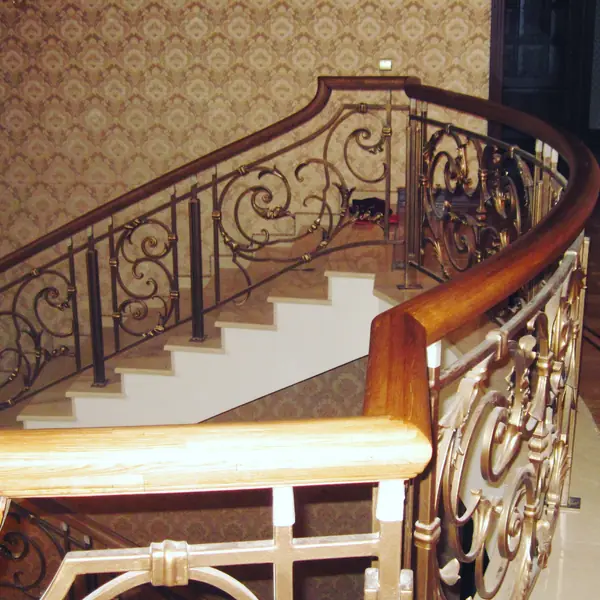 Деревянный гнутый поручень на кованые ограждения лестниц.