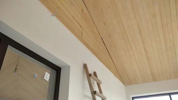 Отделка потолка лиственницей