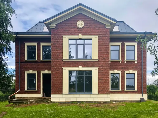 Классический дом с ризалитами на Новой Риге