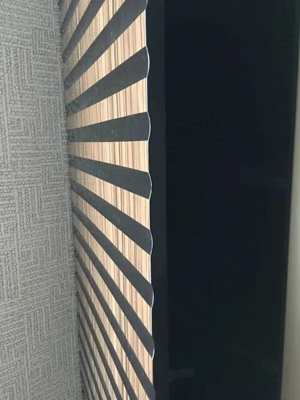 Кухонный гарнитур коричневый, полосатый