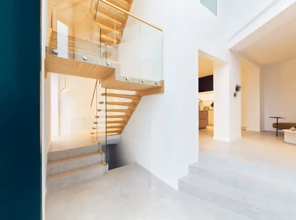 Консольная лестница из БауБухе со стеклянным ограждением