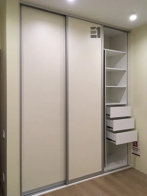 Шкаф-купе минималистичный