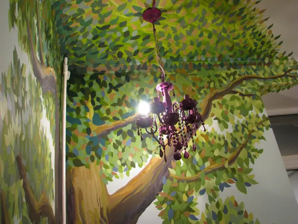 Роспись в детской. Дерево.