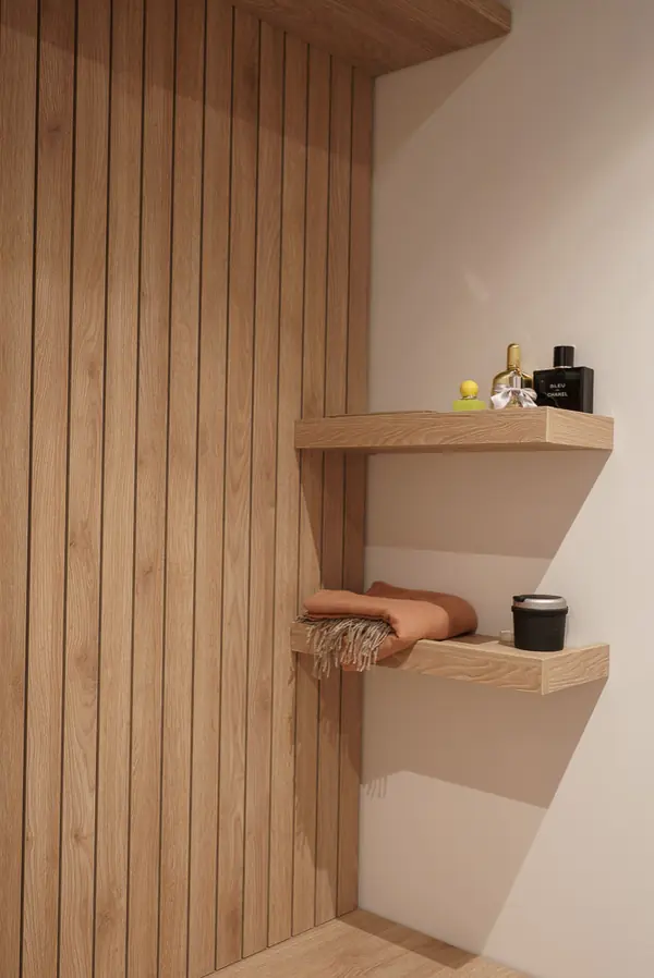 Кухня с ящиками, закрепленными на потолке