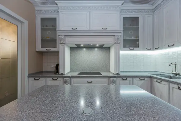 Кухня соединенная с гостиной зеркальным порталом. Реализованный проект