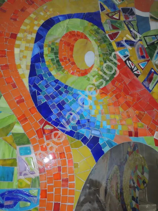 Ручная мозаика в стиле Гауди (25 кв.м), лестничный пролет