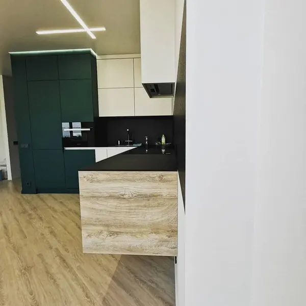 Навесная угловая встроенная дизайнерская кухня с древесными фасадами