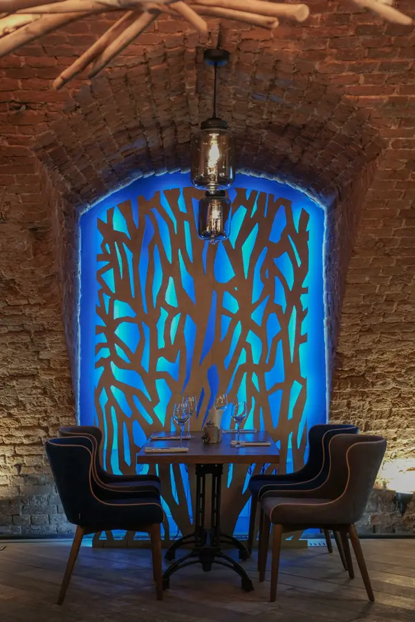 Винный погреб с барной стойкой из дров и камином