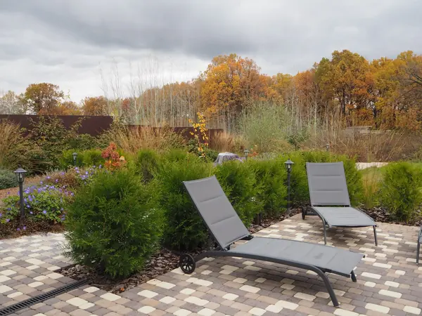 Сад с водоёмом