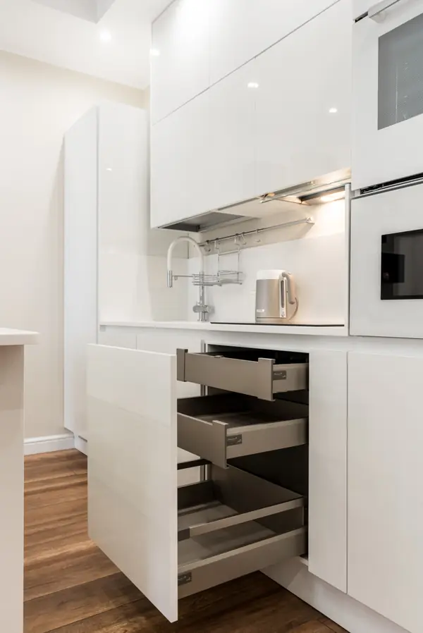 Белая кухня, черные кубы. Модель Vector. Дизайнер Игорь Степанов