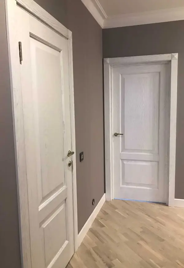 Дверь из массива дуба Belorawood модель Эпир 2 белая дверь с патиной серебо