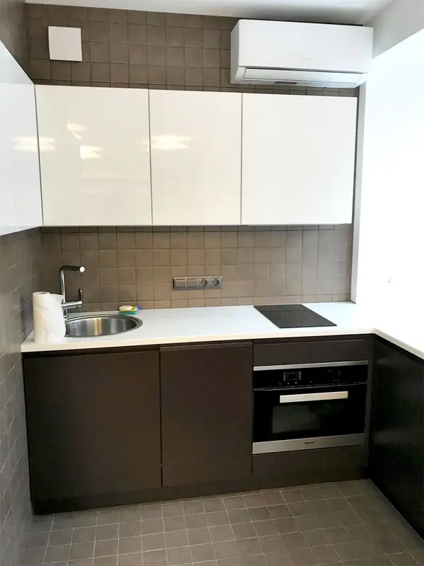 Современная кухня в квартире студии