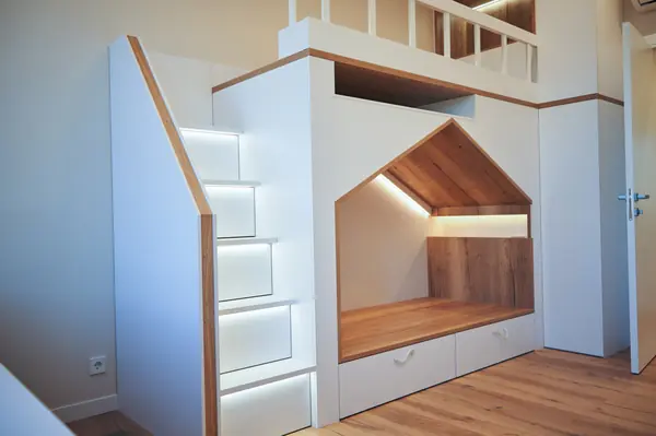 Детская двухъярусная кровать-домик с системами хранения от raumplus