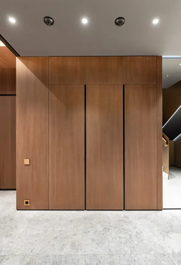 Распашной шкаф из массива дуба