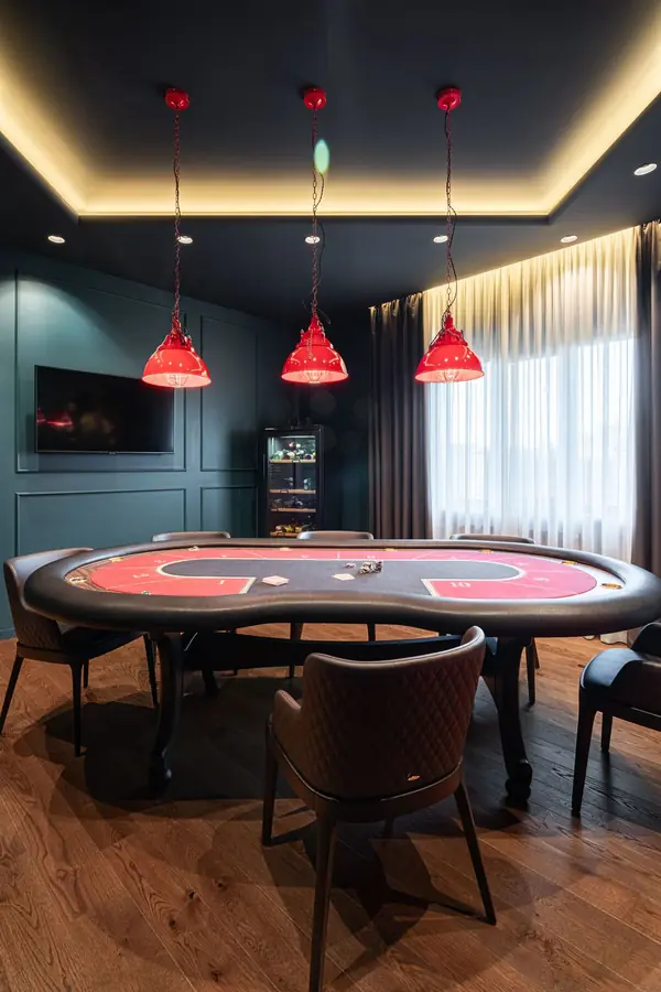 Покерная вид на винный холодильник