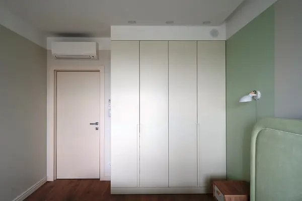 Еще одна серая кухня в большом проекте современной московской квартиры