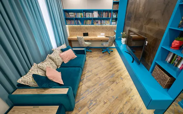 Домашний офис в гостиной