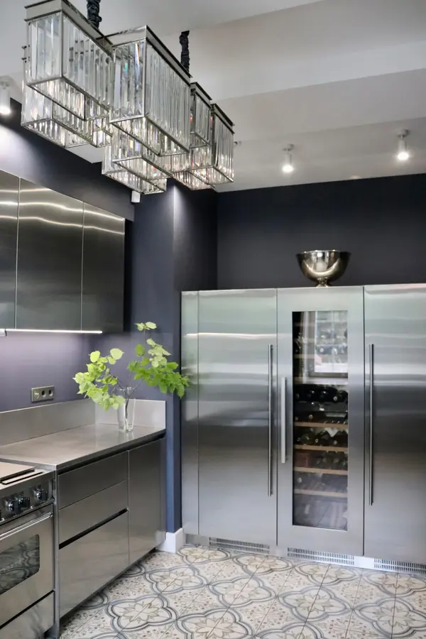 Основная кухня в доме в английском стиле, поселок Park Ville