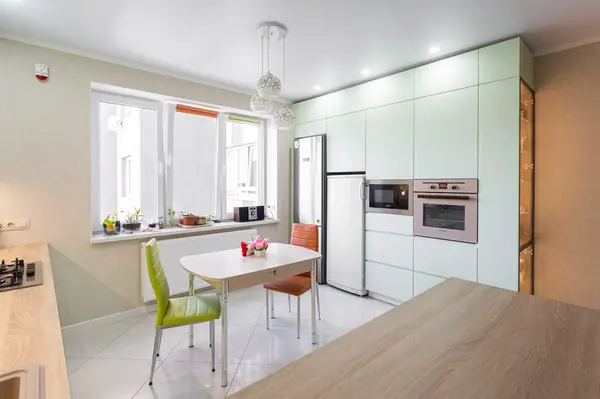 Мятная кухня со стеклянной витриной и подсветкой