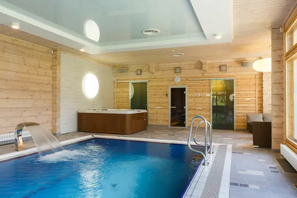 Загородный частный бассейн в поселке Медное озеро