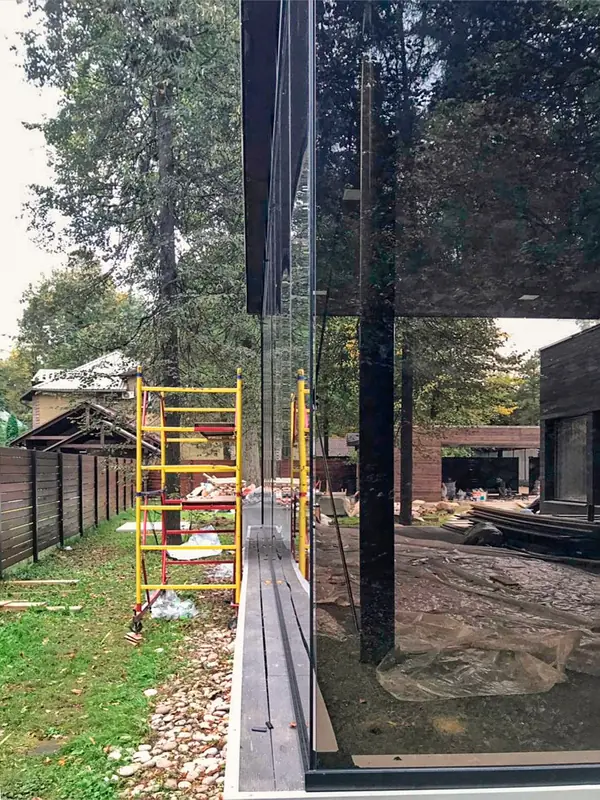 Безрамное остекление веранды и стеклянное ограждение на крыше.