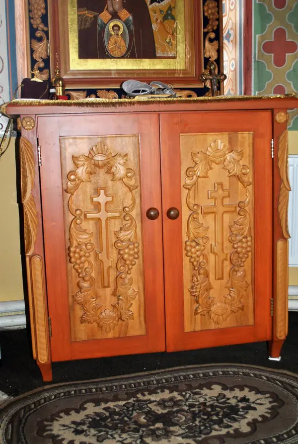 Часы каминные, настольные из древесины, резные ручной работы.