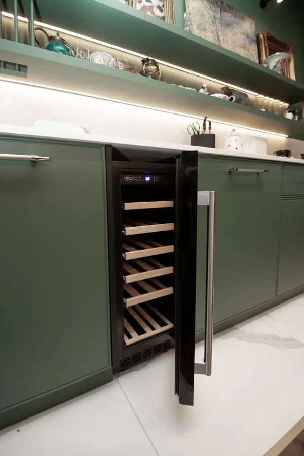 Стильная неоклассическая кухня в темно-изумрудном цвете