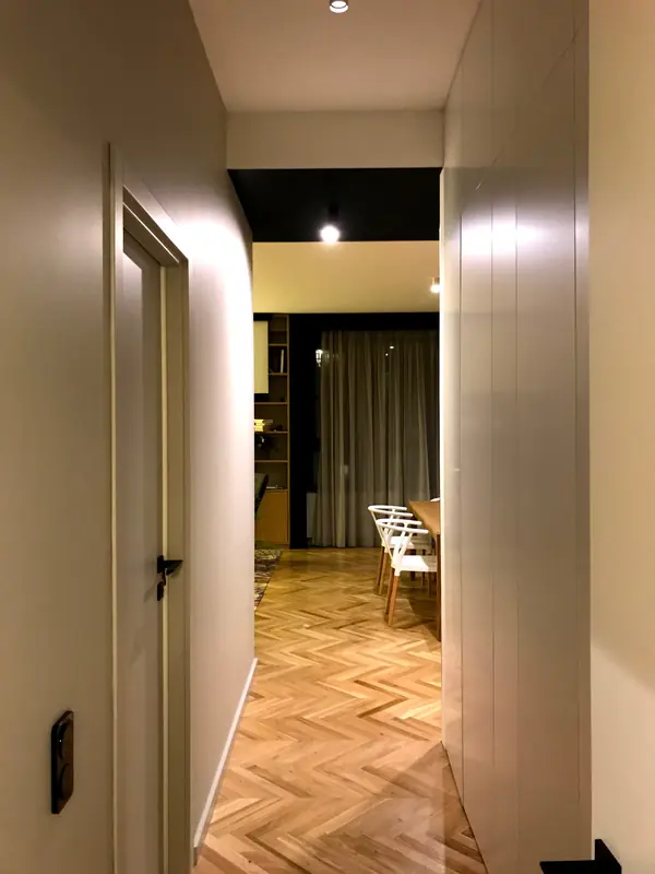 Черно-белая гамма и дуб