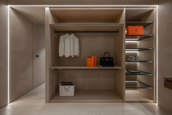 Современная спальня с гардеробной: декоративная штукатурка с эффектом арт-бетон