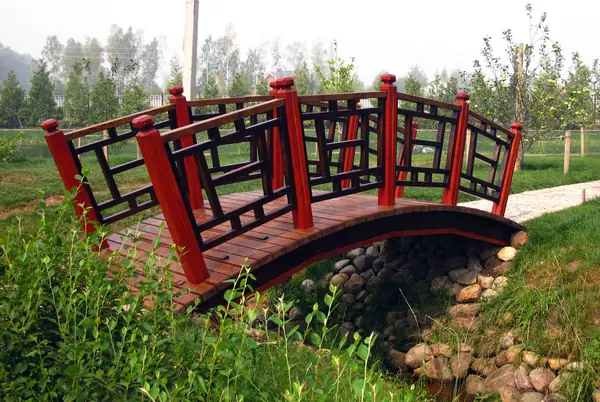 Деревянный мостик