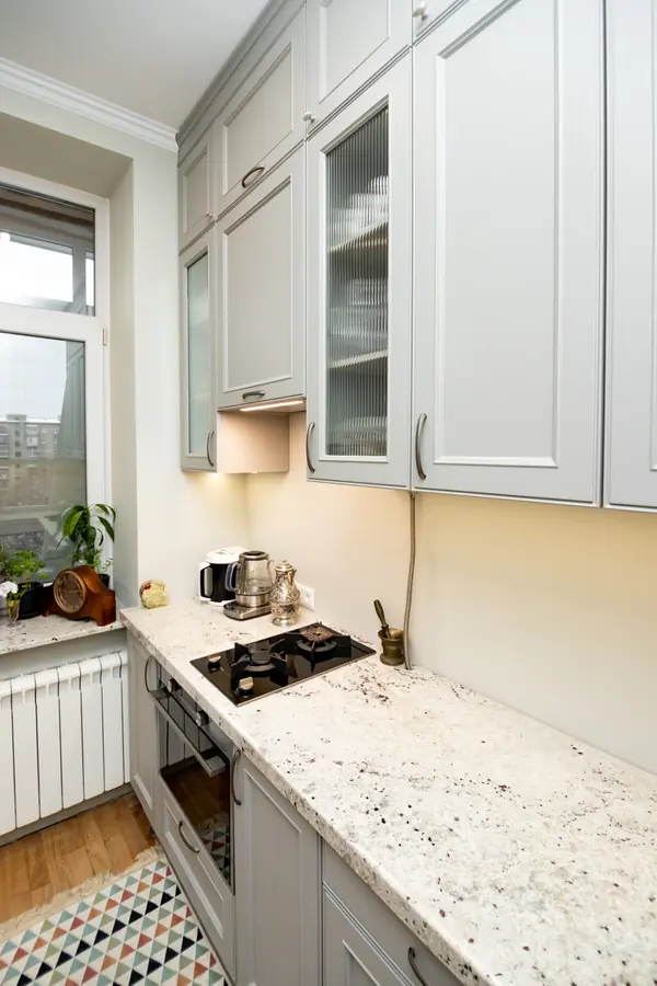 Светло-серая кухня в классическом стиле