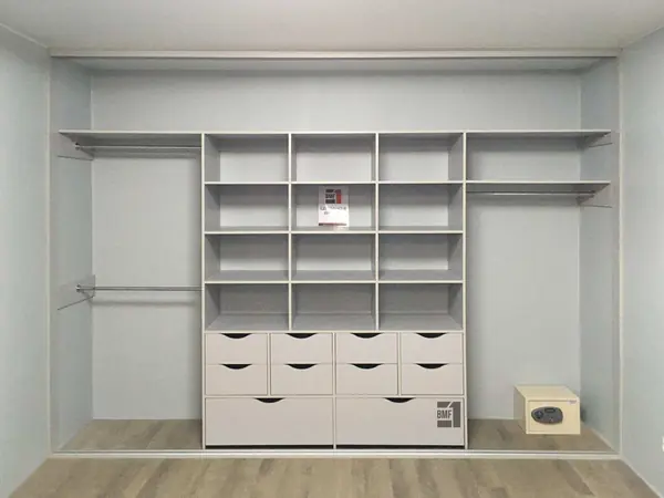 Вместительный шкаф-купе во всю стену