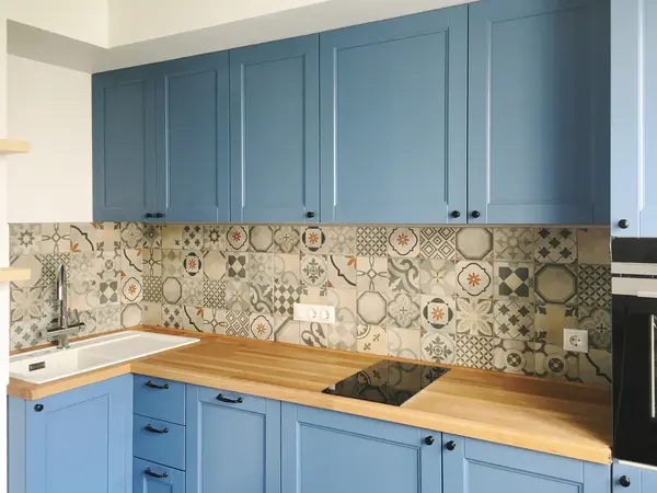 Яркая голубая кухня из бука