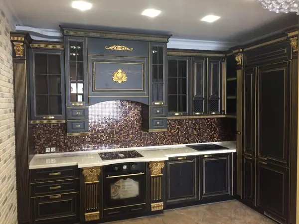 Темная кухня в классическом стиле