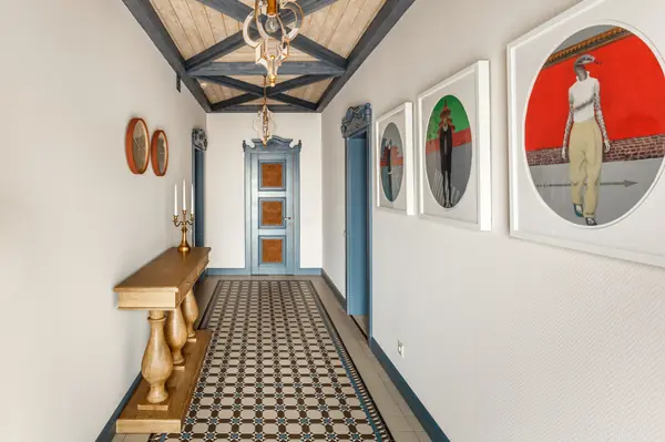 Винтажная прихожая в проекте загородного дома.