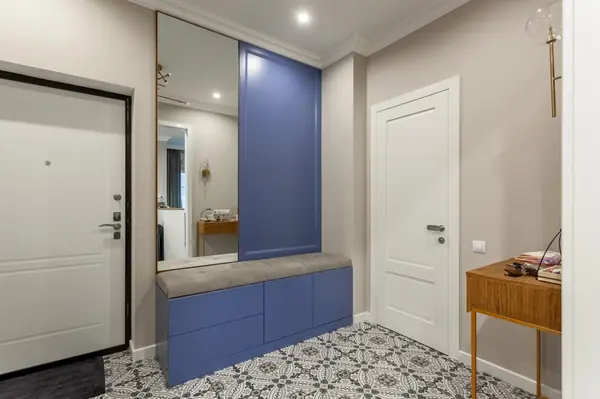 Пуф с ящиками, настенные панели с зеркалом и классической фрезировкой в эмали