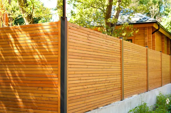 Стильный горизонтальный забор из лиственницы