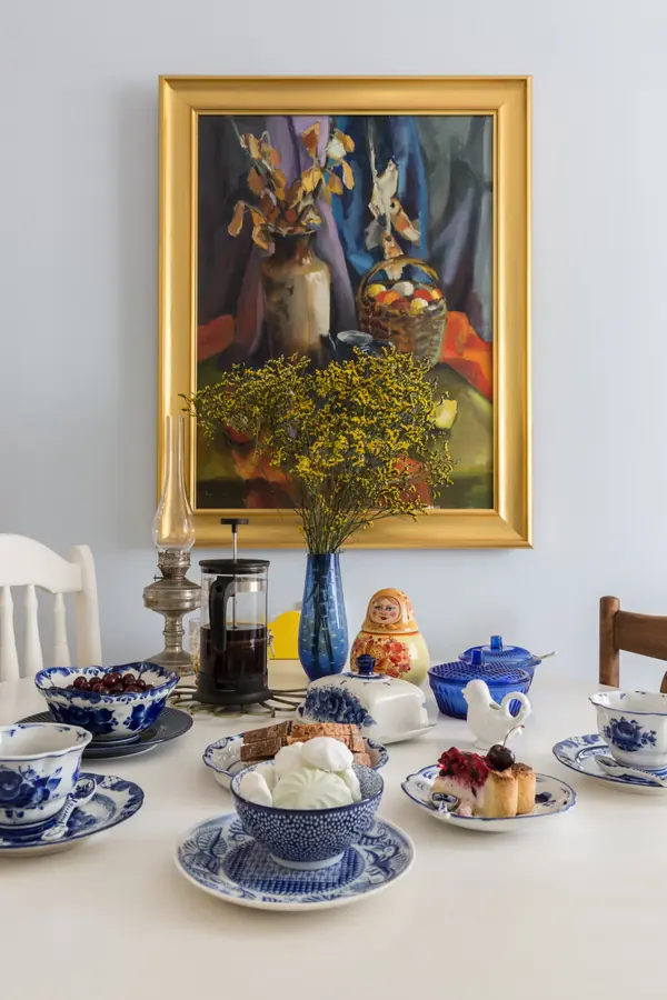 Кухня с латунным фартуком