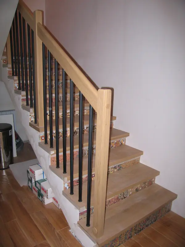 Облицовка и ограждение для бетонной лестницы.