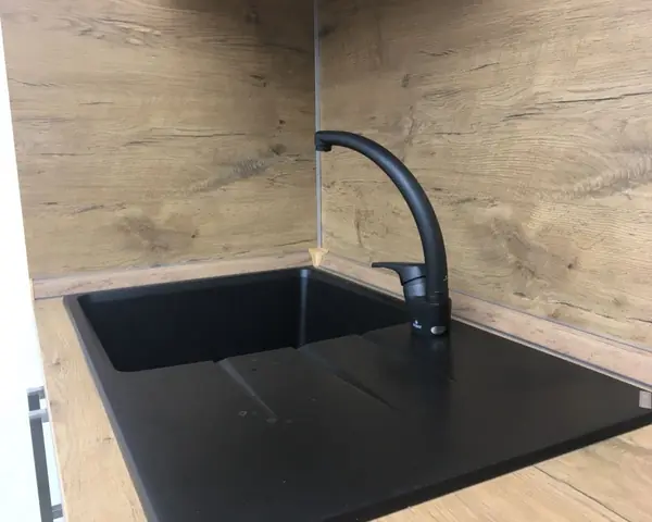 Компактная серая кухня.