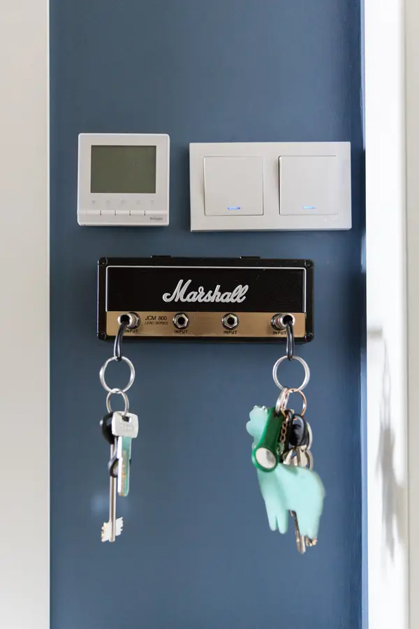 Коридор 5 кв.м с картинами на стенах.