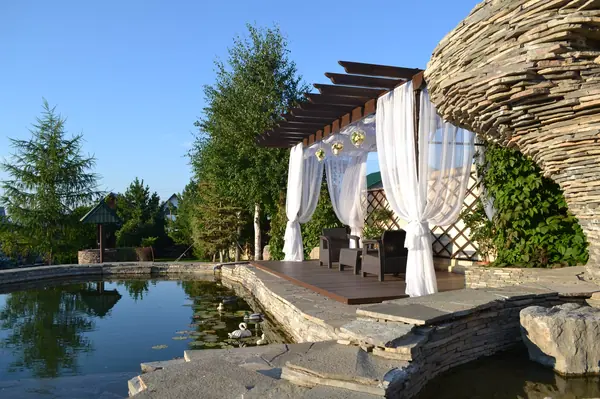 Терраса у пруда